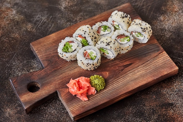 Comida japonesa sushi maki rolls en tablero de madera