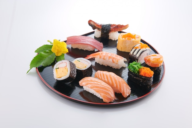 Comida japonesa. Sushi con mariscos sobre fondo blanco