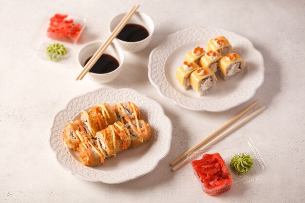 Comida japonesa. Sushi y rollos. Conjuntos del rollo. Hermosa porción de cocina asiática