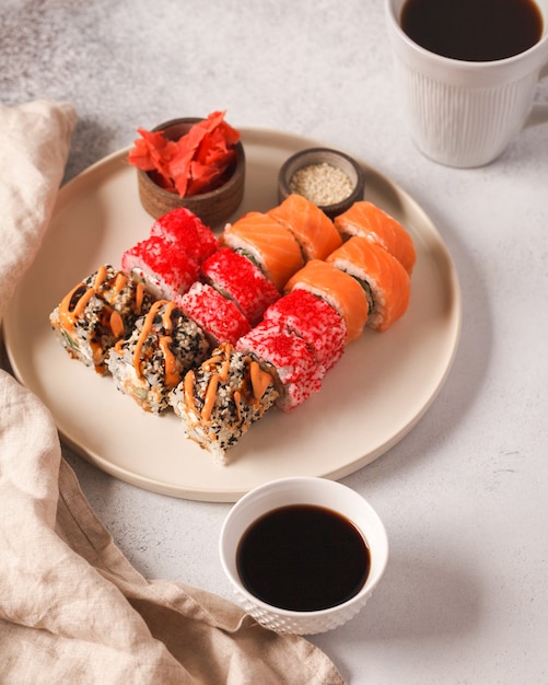 Comida japonesa. Sushi y rollos. Conjuntos del rollo. Hermosa porción de cocina asiática