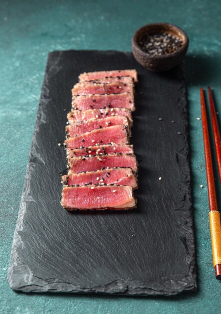 Comida japonesa Tataki de atum Sashimi de atum cru searahi con cesamo no quadro negro