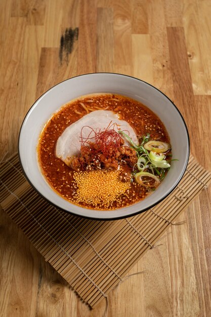 Foto comida japonesa tom yum ramen