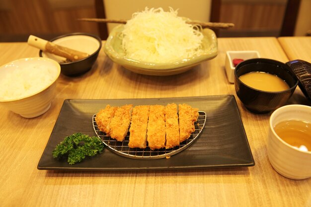 Comida japonesa tonkatsu com arroz