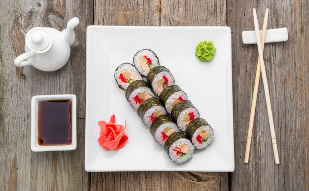 Comida japonesa tradicional e pãezinhos com frutos do mar frescos