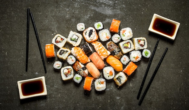 Comida japonesa. variedade de pãezinhos e sushi com frutos do mar e molho de soja.