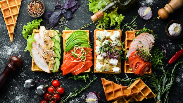 Comida Juego de gofres belgas para el desayuno Sobre un fondo de piedra negra Vista superior Espacio libre para el texto