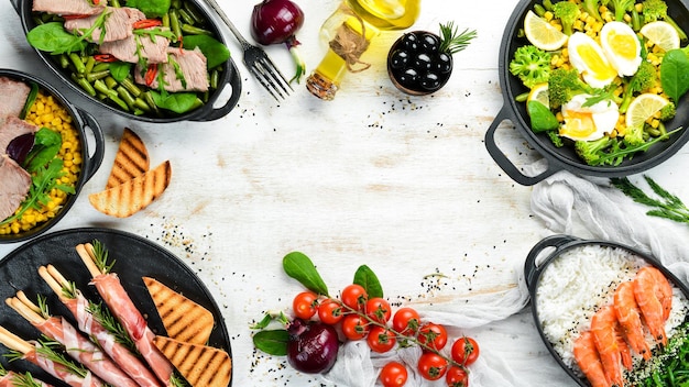 Comida Juego de platos sobre fondo blanco Estilo rústico Vista superior Espacio libre para su texto