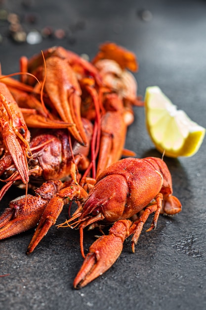 comida lagostim frutos do mar frescos crustáceos cozidos vermelhos refeição lanche na mesa cópia espaço comida