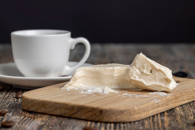 Comida de leche en la mesa.