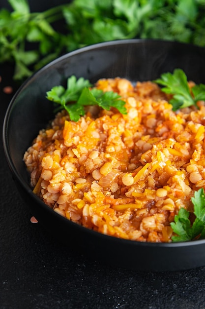 comida lentilha vermelha cozida legumes temperos prontos para comer refeição lanche na mesa cópia espaço