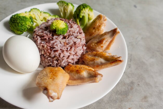 Comida limpa, frango frito, vegetais de brócolis, ovo e arroz