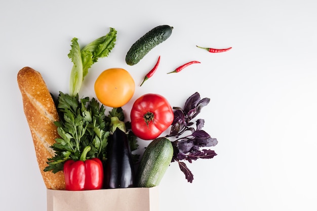 Comida limpia vegana vegetariana saludable en frutas y verduras de bolsa de papel