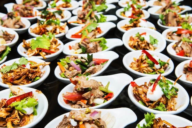 Comida de lujo y bebidas en la mesa de la boda