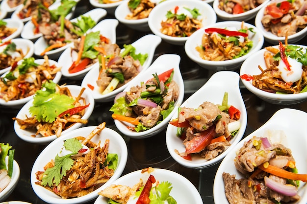 Comida de lujo y bebidas en la mesa de la boda