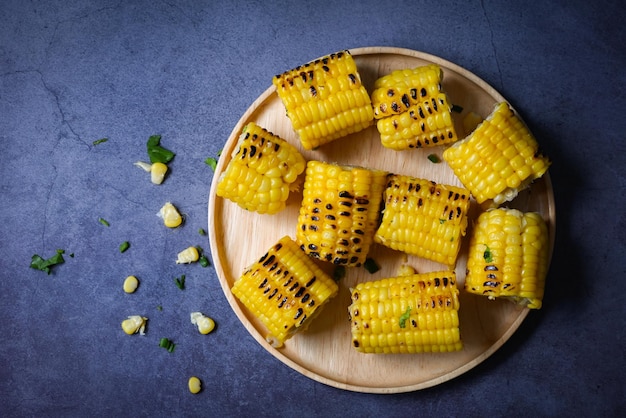 Comida de maíz maíz dulce cocido sobre fondo negro mazorcas de maíz maduras maíz dulce a la parrilla para comida cena o merienda vegana