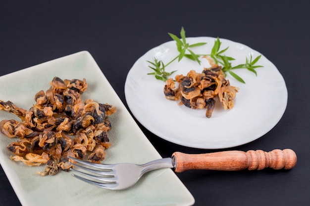 comida de mar dulce almejas secas en un plato con tenedor