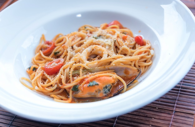 Foto comida de mar espagueti en plato blanco