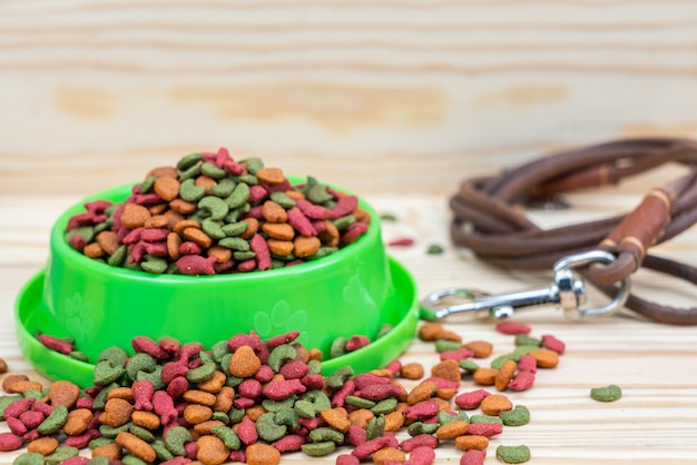 Comida para mascotas con correas en el piso.