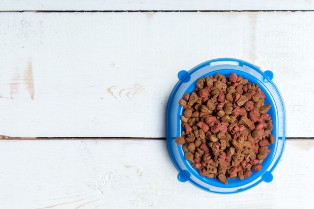 Comida para mascotas en piso de madera