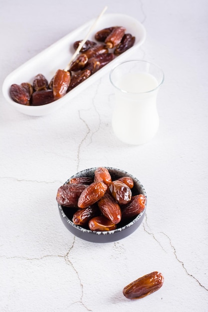 Comida para el mes sagrado de Ramadán Fechas en un tazón y leche en la mesa Vista vertical