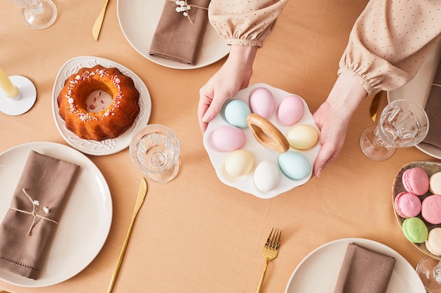 Comida en la mesa de comedor de Pascua