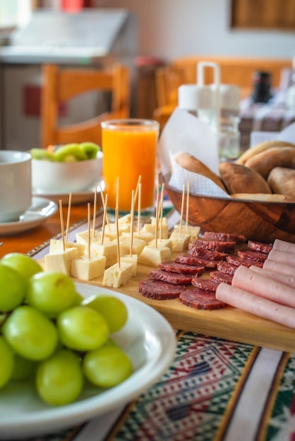 Comida en la mesa para desayunar con jugo.