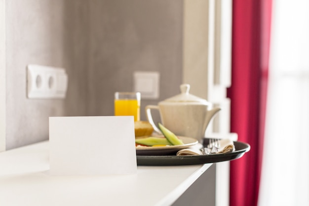 Comida en una mesa en una habitación de hotel.