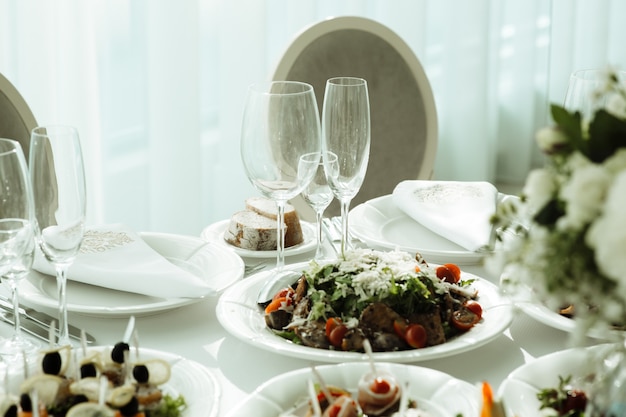 comida en la mesa, mesa en el restaurante