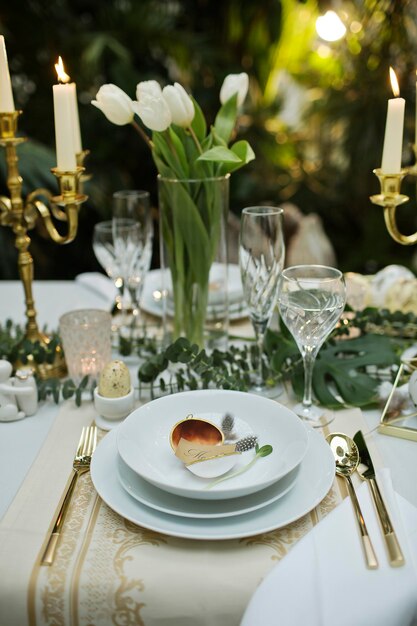 Foto comida en una mesa de pascua bellamente decorada