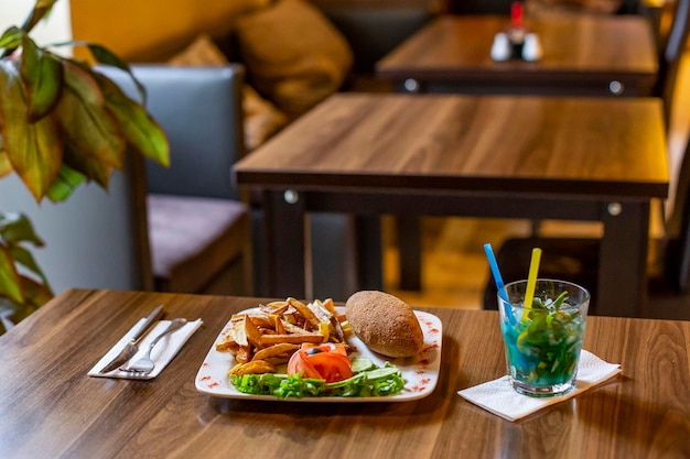 Foto comida en la mesa en un restaurante