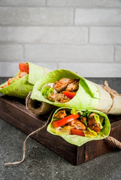 Comida mexicana. Alimentação saudável. Wrap sanduíche