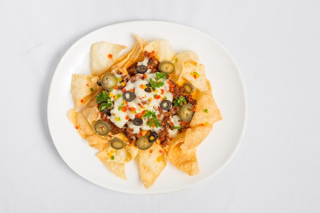 Comida mexicana famosa Nachos picantes de carne moída Tortilla crocante aquecida com queijo derretido e jalapeno servido como lanche