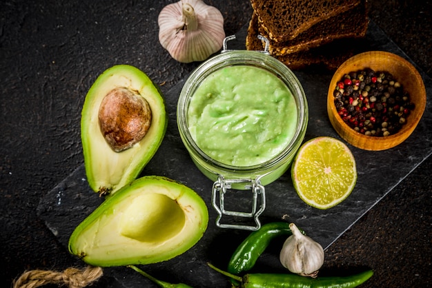 Comida mexicana, guacamole con sándwiches de tostadas de centeno