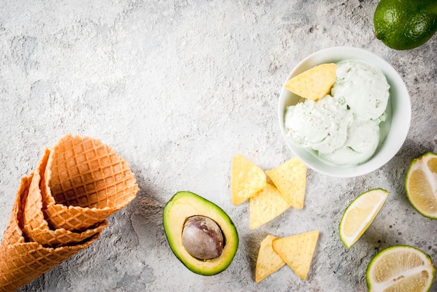 Comida mexicana, lima orgánica casera y helado de aguacate, con conos de helado