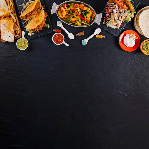 Foto comida mexicana no fundo preto