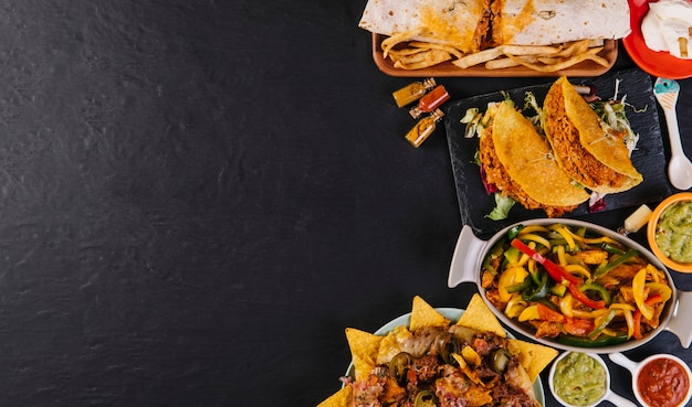 Comida mexicana no lado direito da mesa