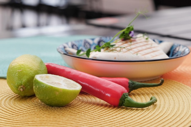 Comida mexicana tradicional na ruafeche microgreens pimenta e limão na mesa