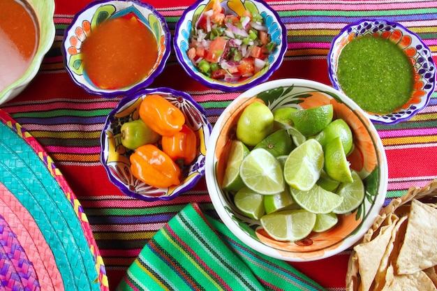 Comida mexicana variada chili salsas nachos limón