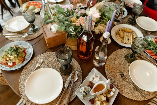 Comida na mesa de casamento decoração de catering de casamento e floricultura no banquete de casamento fast food na mesa em pratos mesa de casamento com comida