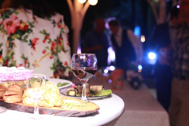 Foto comida na mesa de um restaurante