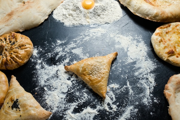 Comida nacional de hojaldre uzbeko Samosa con relleno de carne o queso