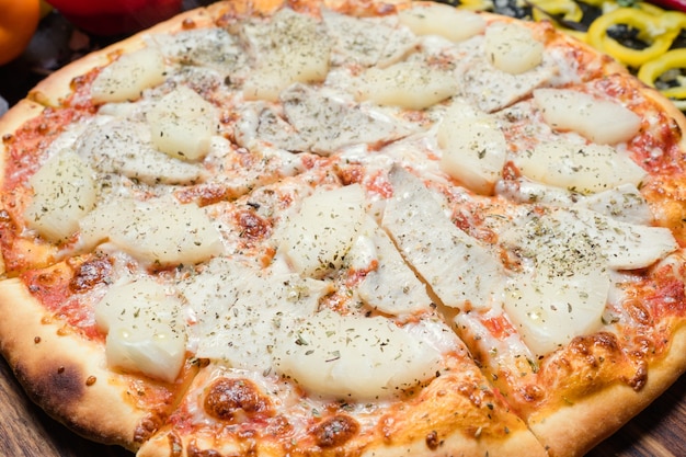 Comida nacional italiana. Pizza casera con pollo piña.