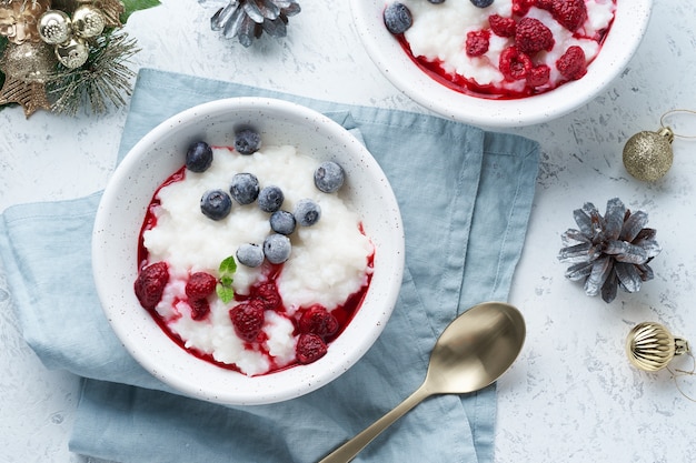 Comida de Navidad, arroz con leche, vista superior. Desayuno saludable de dieta vegana con leche de coco, bayas