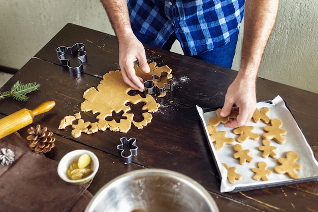 Comida de Navidad Hombre cocinando galletas de jengibre cocina casera Postre de Navidad