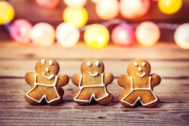 Comida de Navidad, hombre de pan de jengibre en madera.