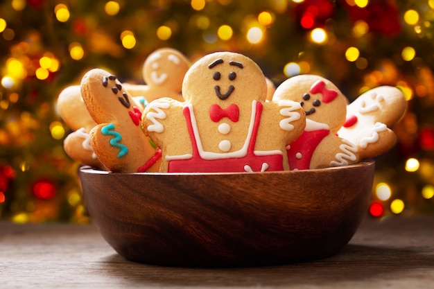 Comida navideña. Galletas de jengibre caseras en una mesa de madera