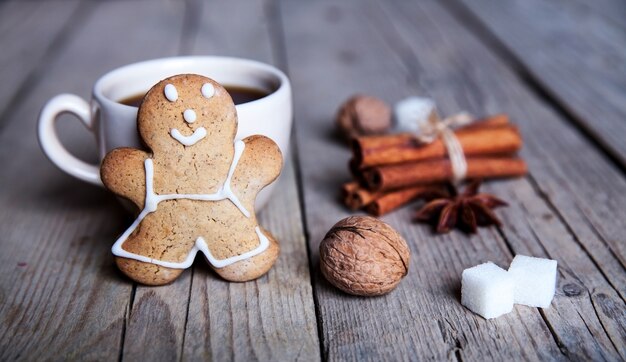 Comida navideña. Galletas de jengibre en Navidad. Postre de navidad