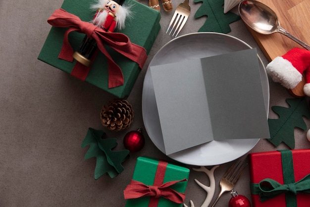 Comida navideña menú en blanco menú en papel en blanco en un plato rodeado de decoraciones festivas