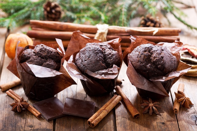 Comida navideña. Muffins de chocolate en mesa de madera