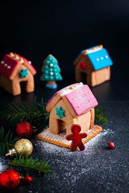 Comida navideña, pastelería, galletas de Navidad, casas de pan de jengibre y árbol de Navidad para regalo o fiesta.